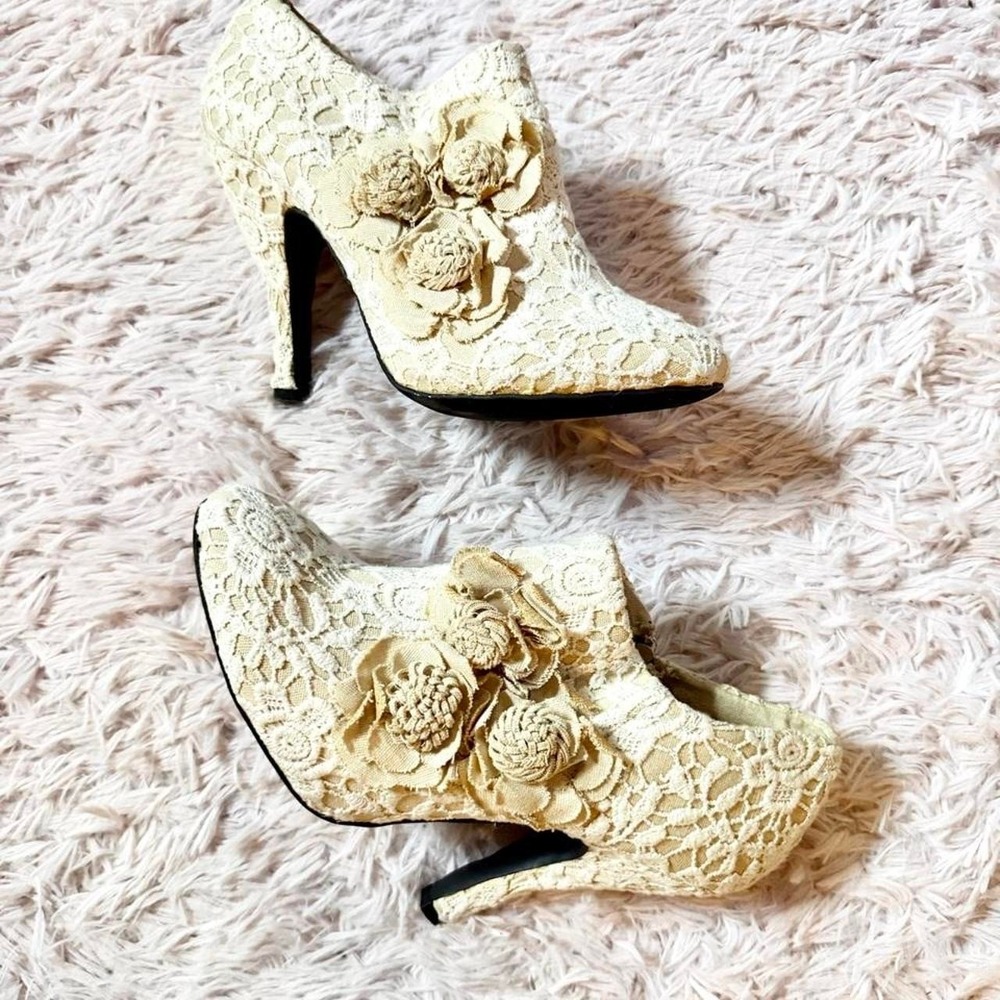 Coquette Romantic Victorian Round Toe Floral Lace Booties Womens 8.5 Bridal Boho
